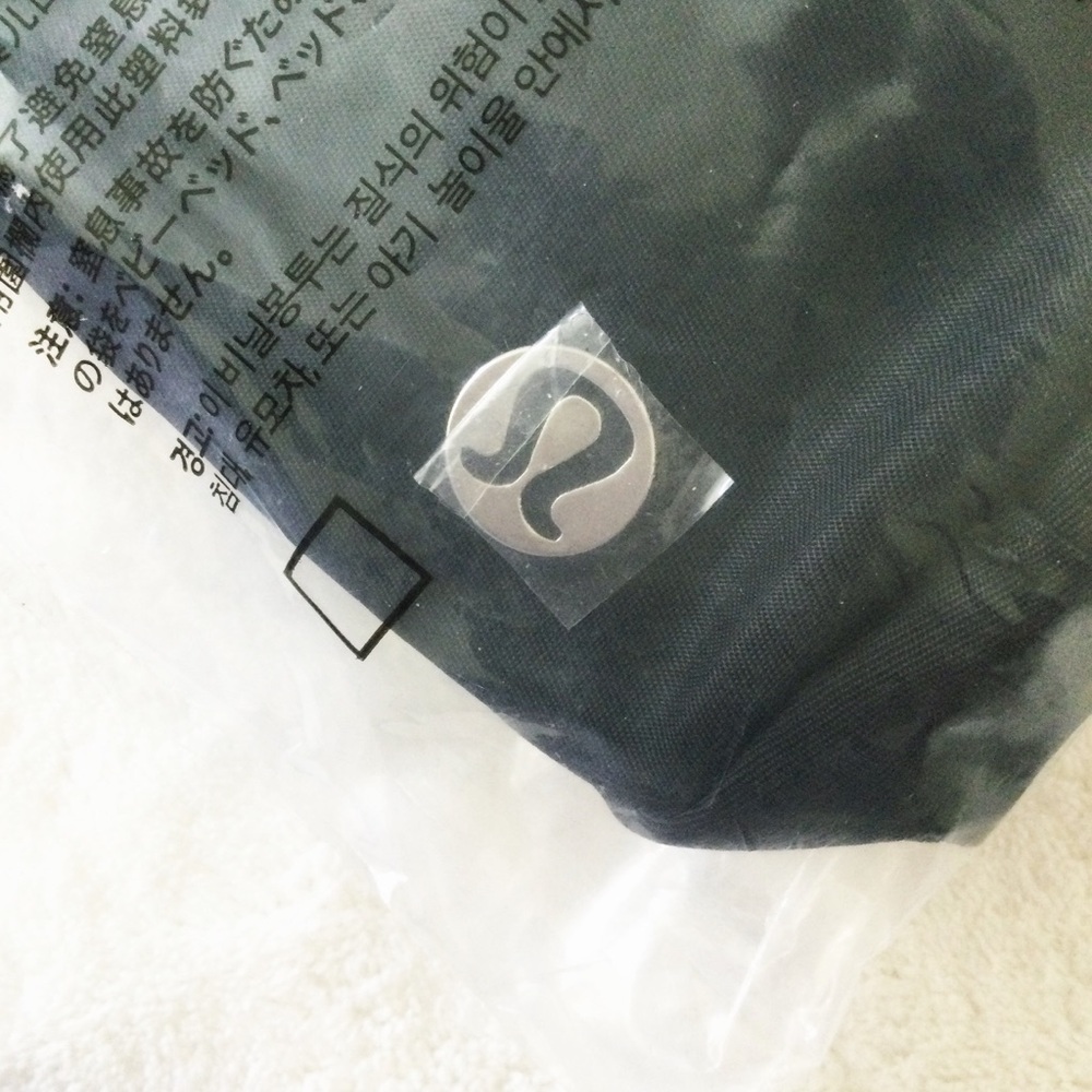 LULULEMON Everywhere Belt Bag – Black 1L, Extended Strap, NWT - Picture 10 of 11